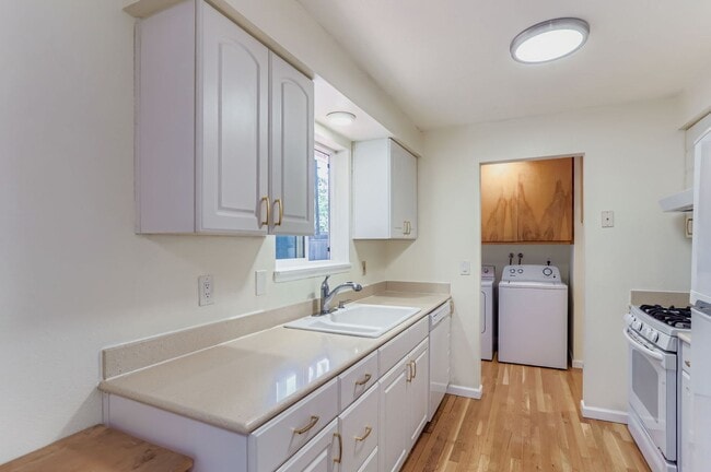 Building Photo - 3bd/2ba Sammamish House