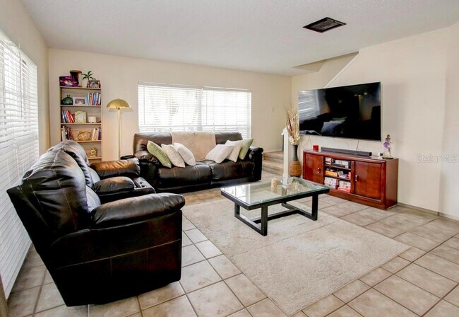 Building Photo - 637 Kensington Lake Cir