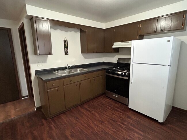 Building Photo - 1300 Getzelman Dr