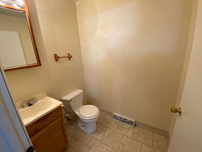 Building Photo - 124 Karen Way