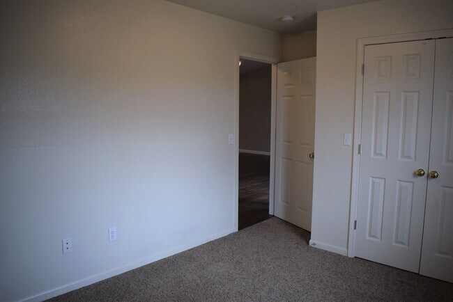 Building Photo - 3 bedroom 2 Bathroom Duplex in Hunters Ridge