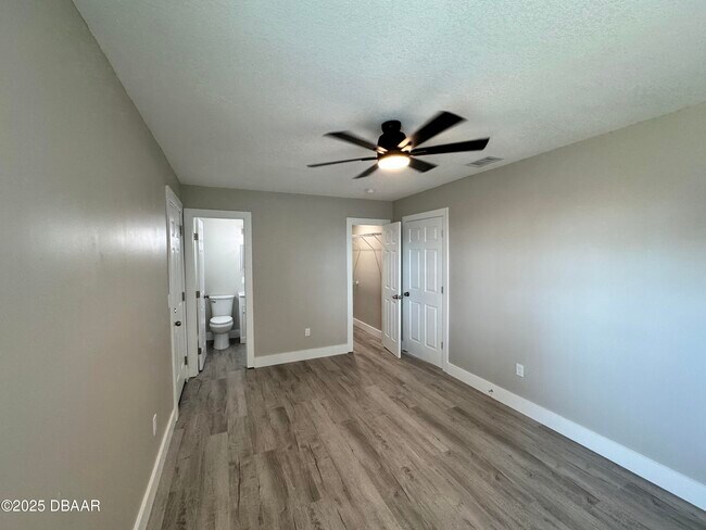 Building Photo - 127 Moore Ave