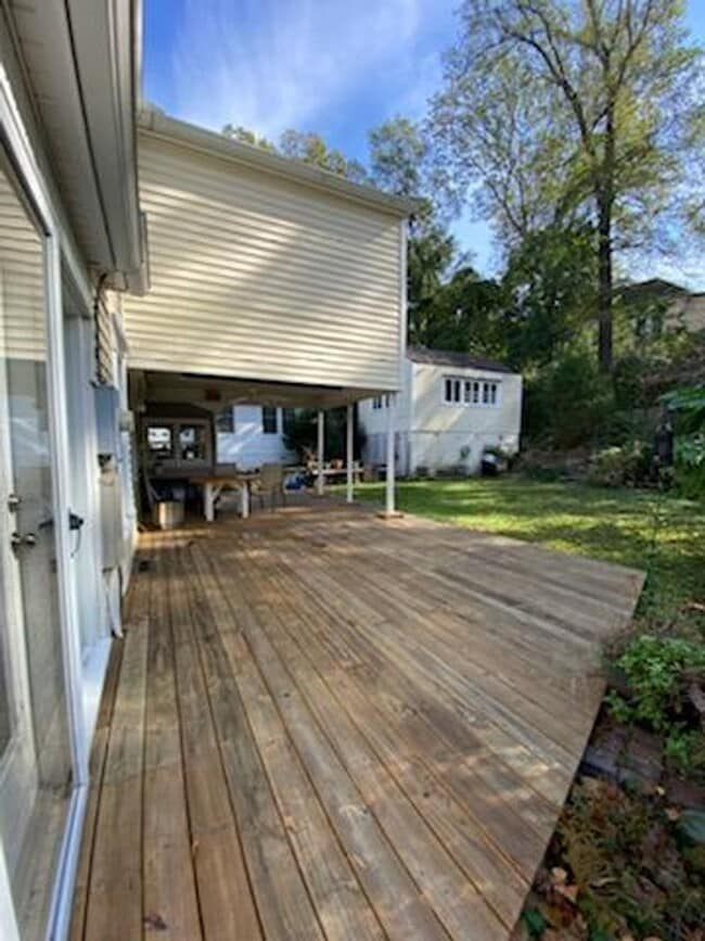 Building Photo - FOR RENT in LAKE BOTTOM! Available June 8th