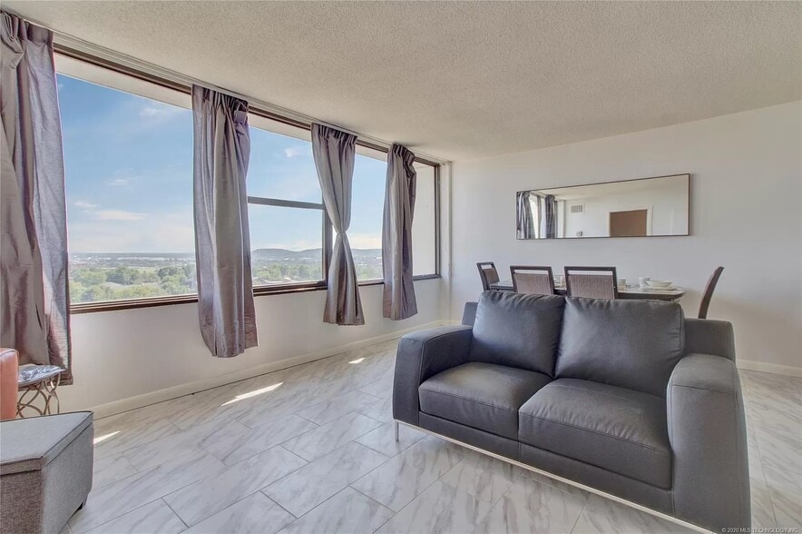 Building Photo - 410 W 7th St #1521