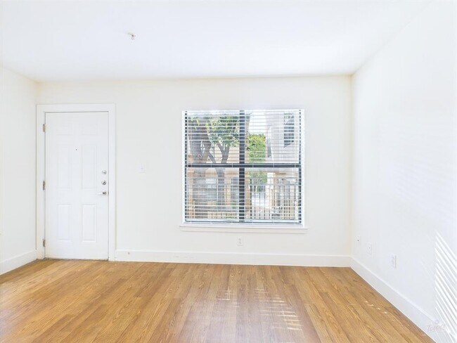 Building Photo - 711 W 32nd St