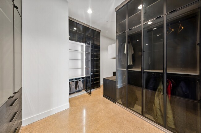 Building Photo - 900 W Washington Blvd