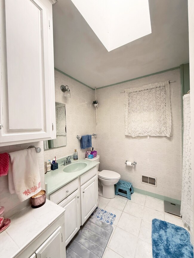 Building Photo - 937 E Ave