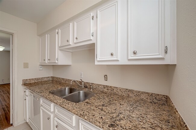 Building Photo - 6402 Del Monte Dr