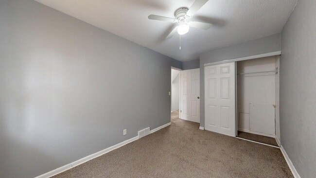 Building Photo - Elyria - updated 2 bedroom/1 bath townhouse.