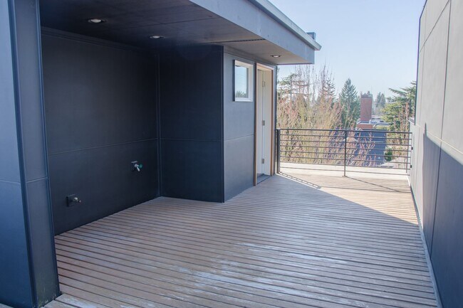 Building Photo - 3Bd/2.5Ba Seattle Townhouse