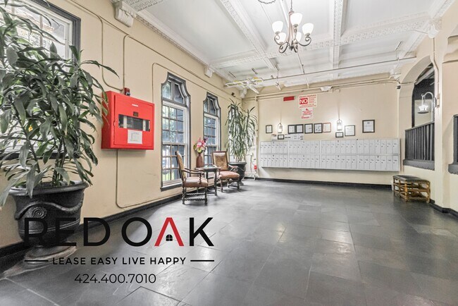 Building Photo - 835 S Oxford Ave