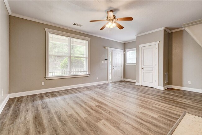 Building Photo - Welcome to this stunning 4-bedroom, 2.5-ba...