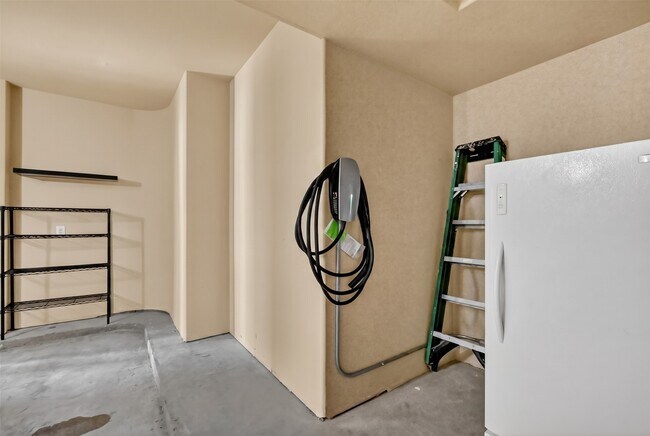 Building Photo - 5305 Lillian St
