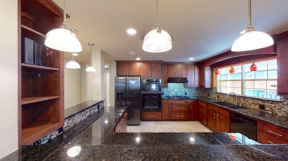 Building Photo - Stylish & bright Ridglea North home steps from Berney Park