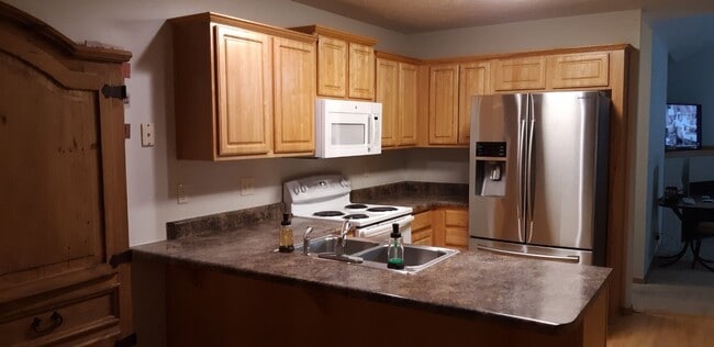 Building Photo - Duplex - 2 bed, 2 bath, 2 car garage in SW...