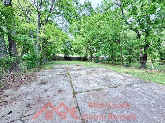 Building Photo - 452 Delta Rd