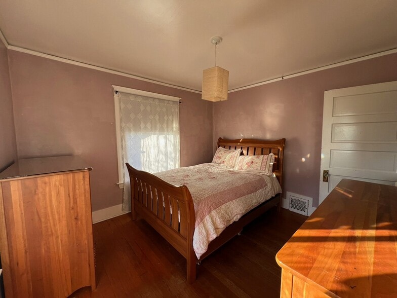 Building Photo - 4534 Thackeray Pl NE