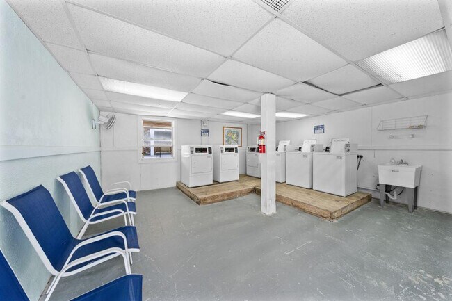 Building Photo - 1118 W Beach Blvd