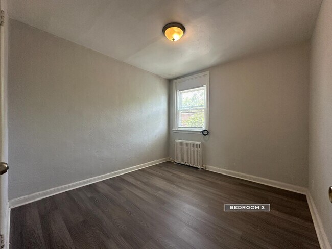 Building Photo - 1033 Fanshawe St
