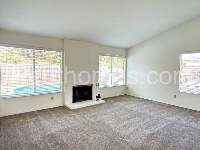 Building Photo - 1553 Palomar Dr