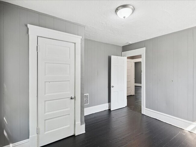 Building Photo - 10622 Hathaway Ave