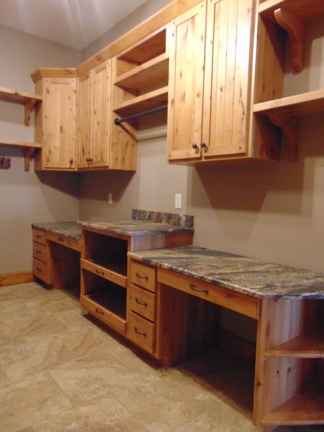 Building Photo - Majestic 3 Bed Mid MO Ranch!