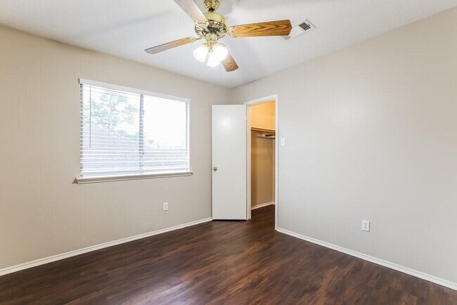 Building Photo - 3810 Village Well Dr