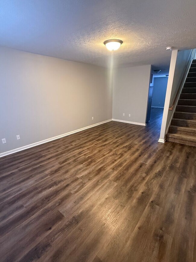 Building Photo - HALF OFF ONE MONTH AT UPPER STONE!