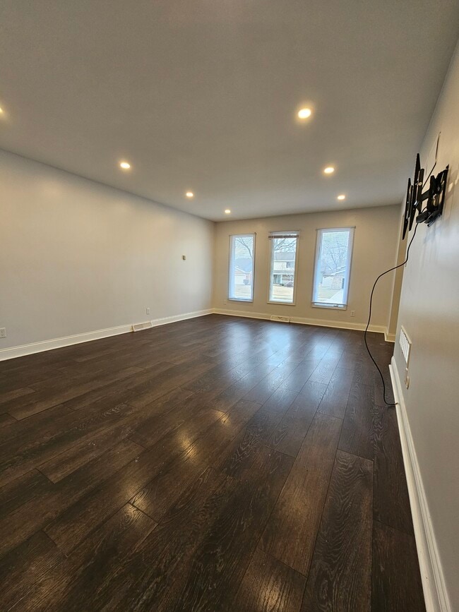 Building Photo - 9536 Elmwood Dr