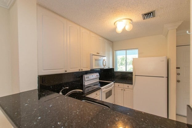 Kitchen - 98402 Windward Ave
