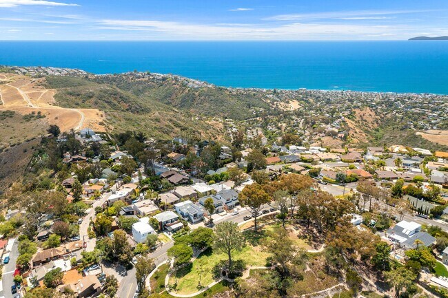 Building Photo - Modern Coastal Lease in Top of the World