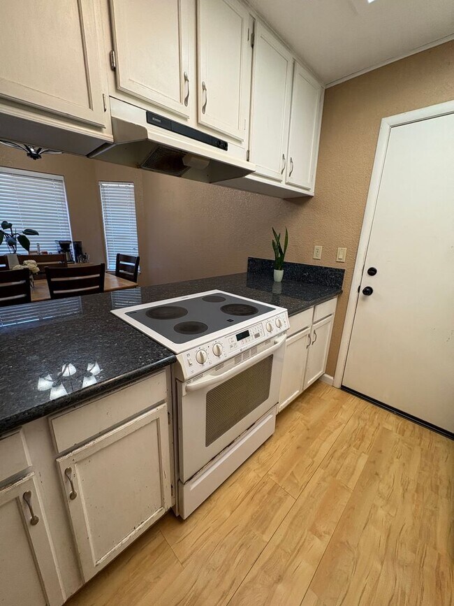 Building Photo - 3 Bed 2 Bath in South Davis Near Mace Ranch and Nugget Markets