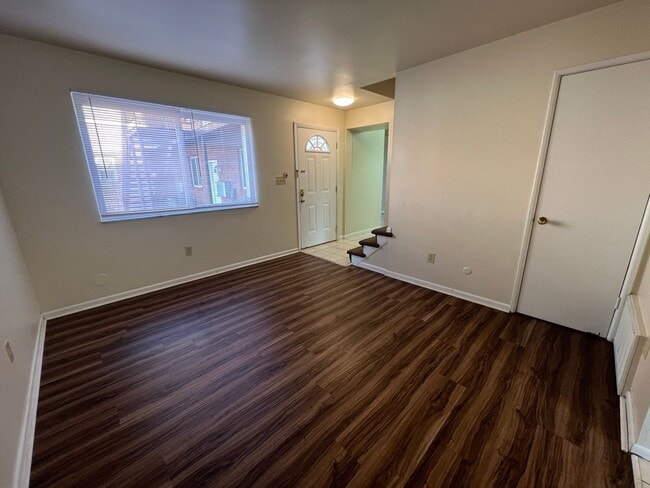 Building Photo - 300 E 16th Ave