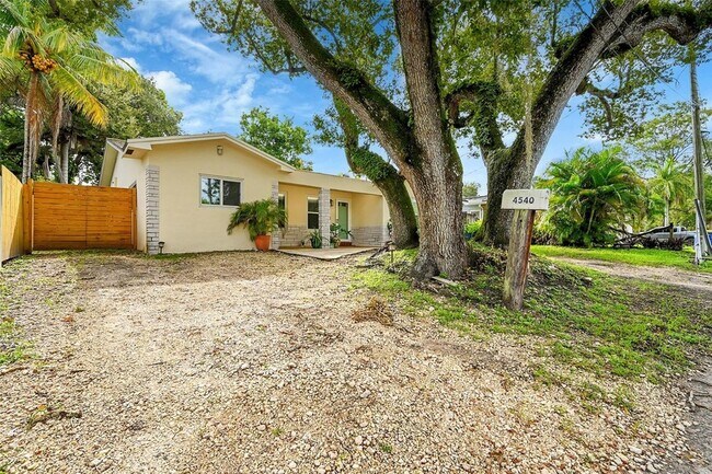 Building Photo - 4540 SW 26th Terrace