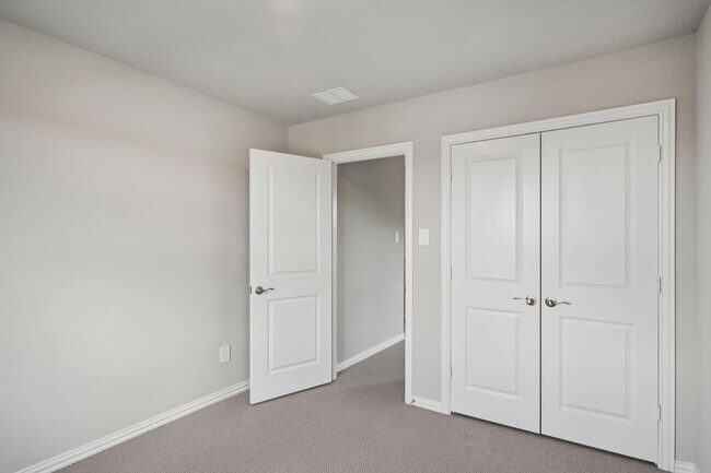 Building Photo - 2116 Gustavus Dr