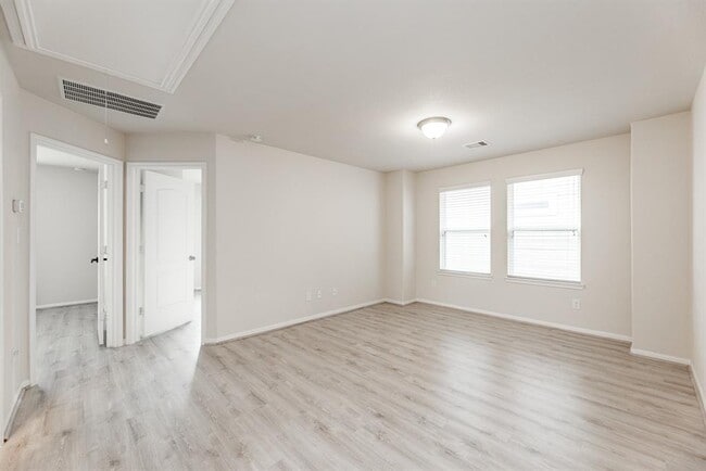 Building Photo - 7131 Pavilion Dr