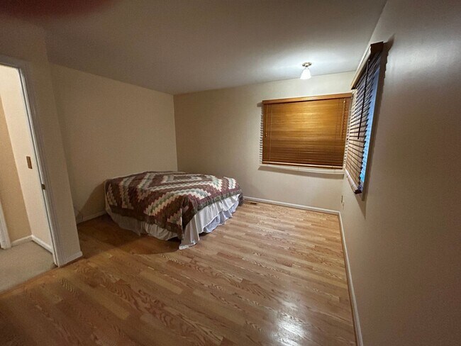 Building Photo - 2 Bedroom 2.5 Bathroom Condo close to Down...