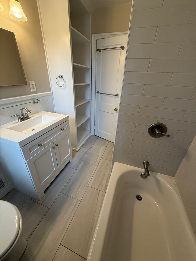 Building Photo - Great Opportunity in Lakeside area