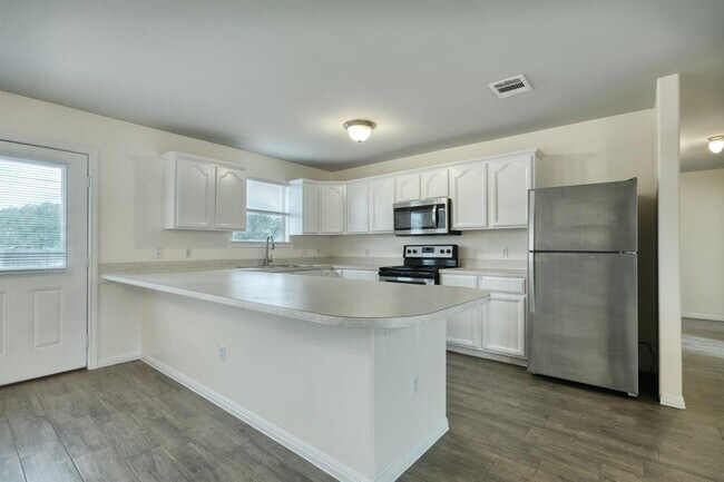 Building Photo - 640 Fallen Oak Dr