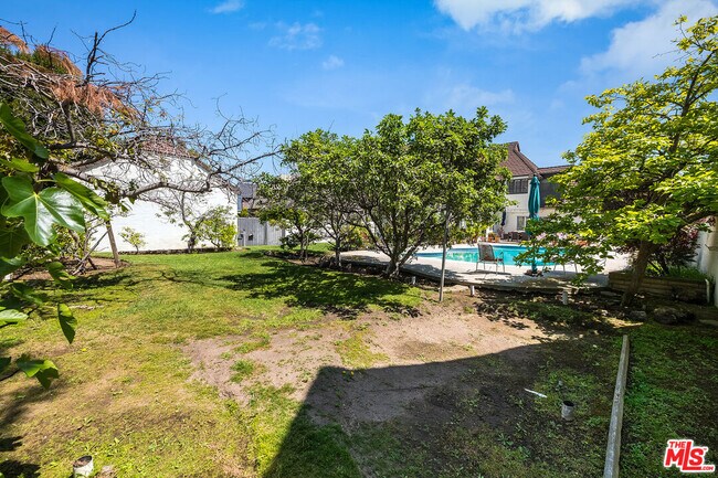 Building Photo - 157 N Las Palmas Ave