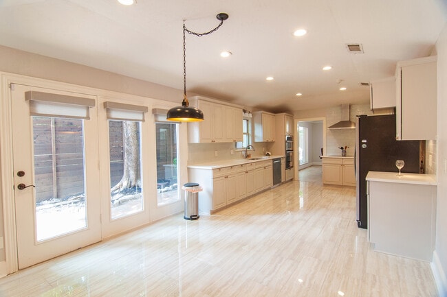 Building Photo - 6940 Brookshire Dr