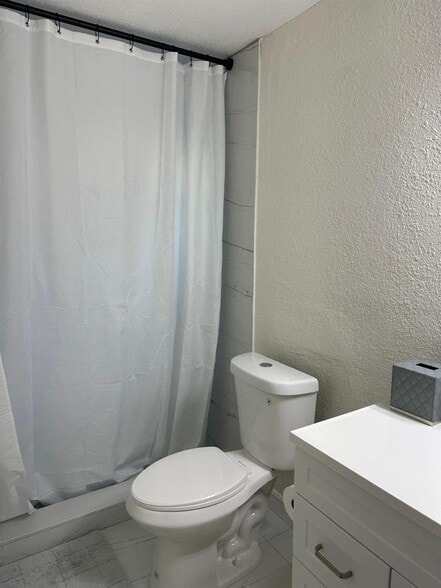 Building Photo - 5131 SW 6th St