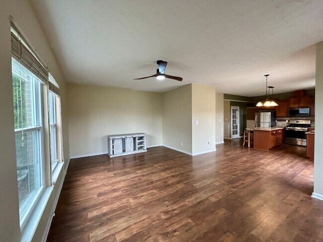 Building Photo - Beautiful 2 Story, 4 Bedroom, with a Full ...