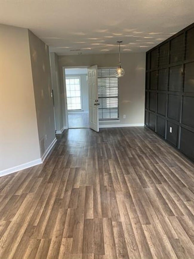 Building Photo - NEW DEAL! FIRST MONTH’S RENT FREE WITH A 1-YEAR LEASE!