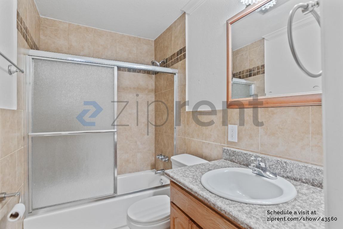 Building Photo - 2131 Northwood Cir