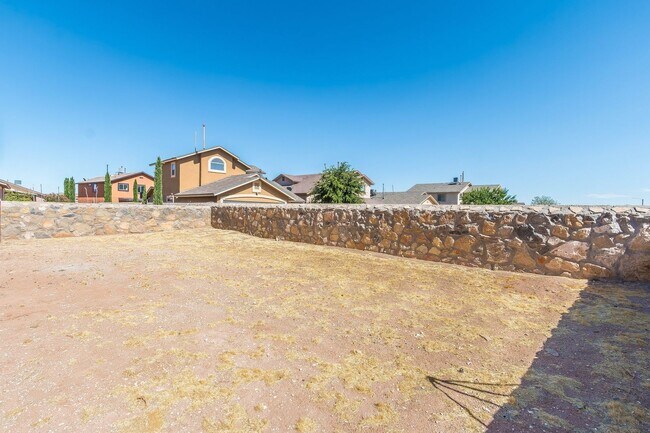 Building Photo - Lovely 3 bedroom 2 bath located in East El Paso!!