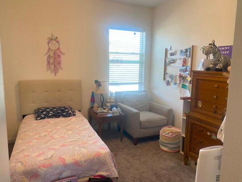 Upstairs Bedroom - 168 Mayflower Park Pl