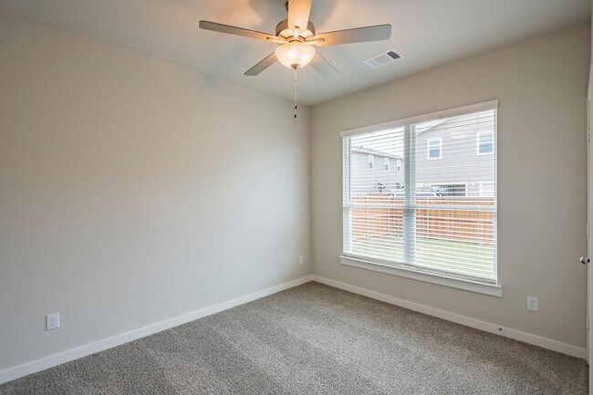 Building Photo - AVAILABLE NOW! GORGEOUS 4 BEDROOM DUPLEX L...