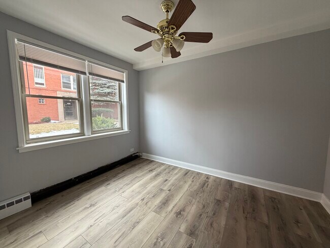 Building Photo - 2417 W Farragut Ave