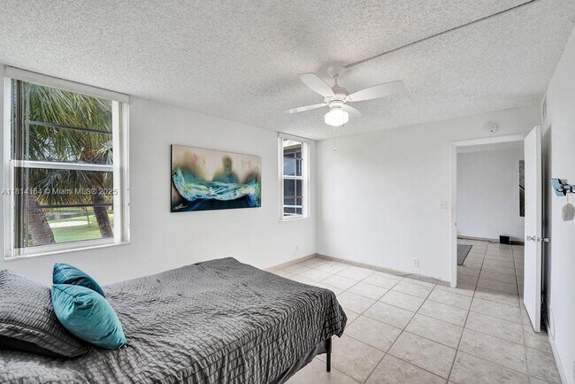 Building Photo - 1911 Sabal Palm Dr